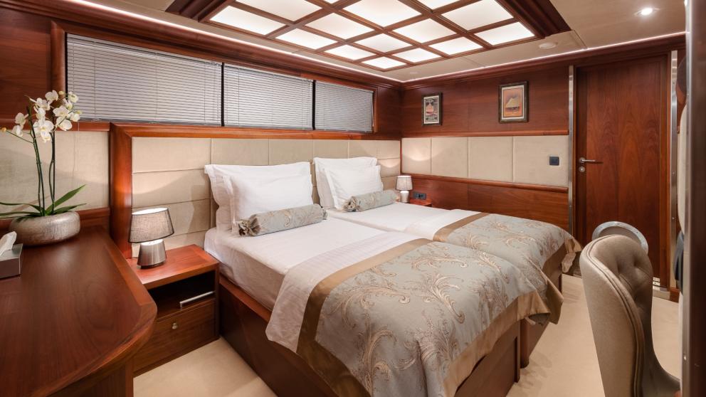 Ein gemütliches und schlicht eingerichtetes Zimmer mit Doppelbett, Nachtschränkchen und schöner Design Lampe.